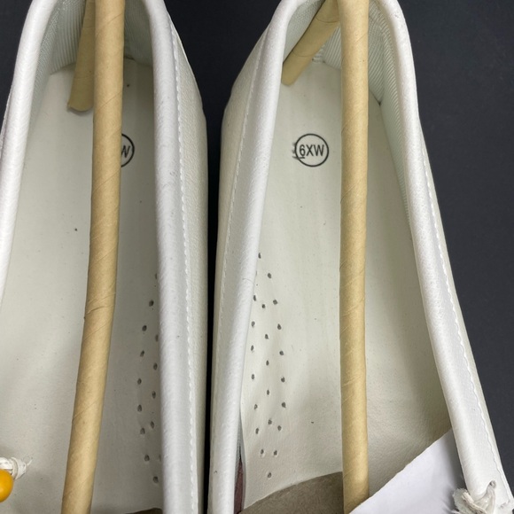 😍White Beaded Moccasins - Picture 3 of 4